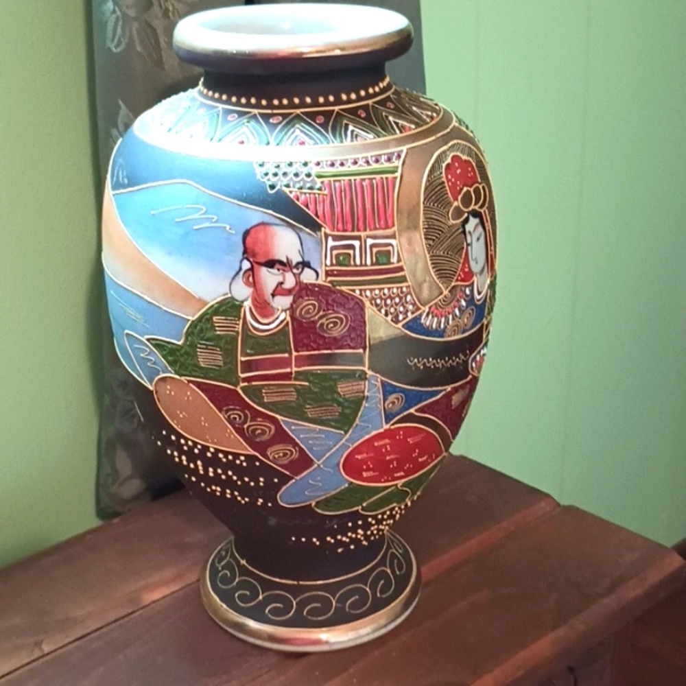 Satsuma 20th Century Vintage Large Vase w 3D Hand Painted Art Work RARE !!